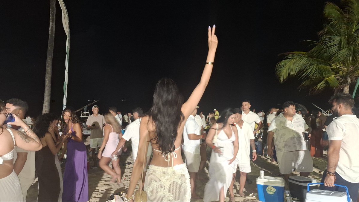 eu ja comecei o ano procrastinando em postar minhas fotos do reveillon no insta kkk mas agora foi e agora vou biscoitar por aqui tb #feliz2026twitter  !!!