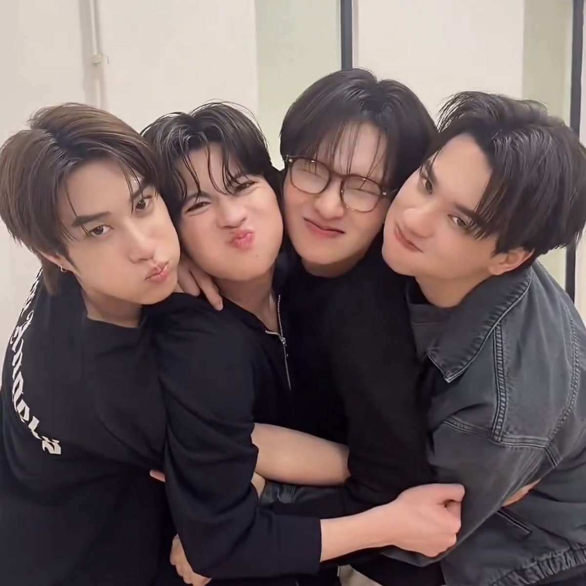 𝐣𝐨𝐥𝐞𝐧𝐞 .☘︎ ݁˖ tweet media