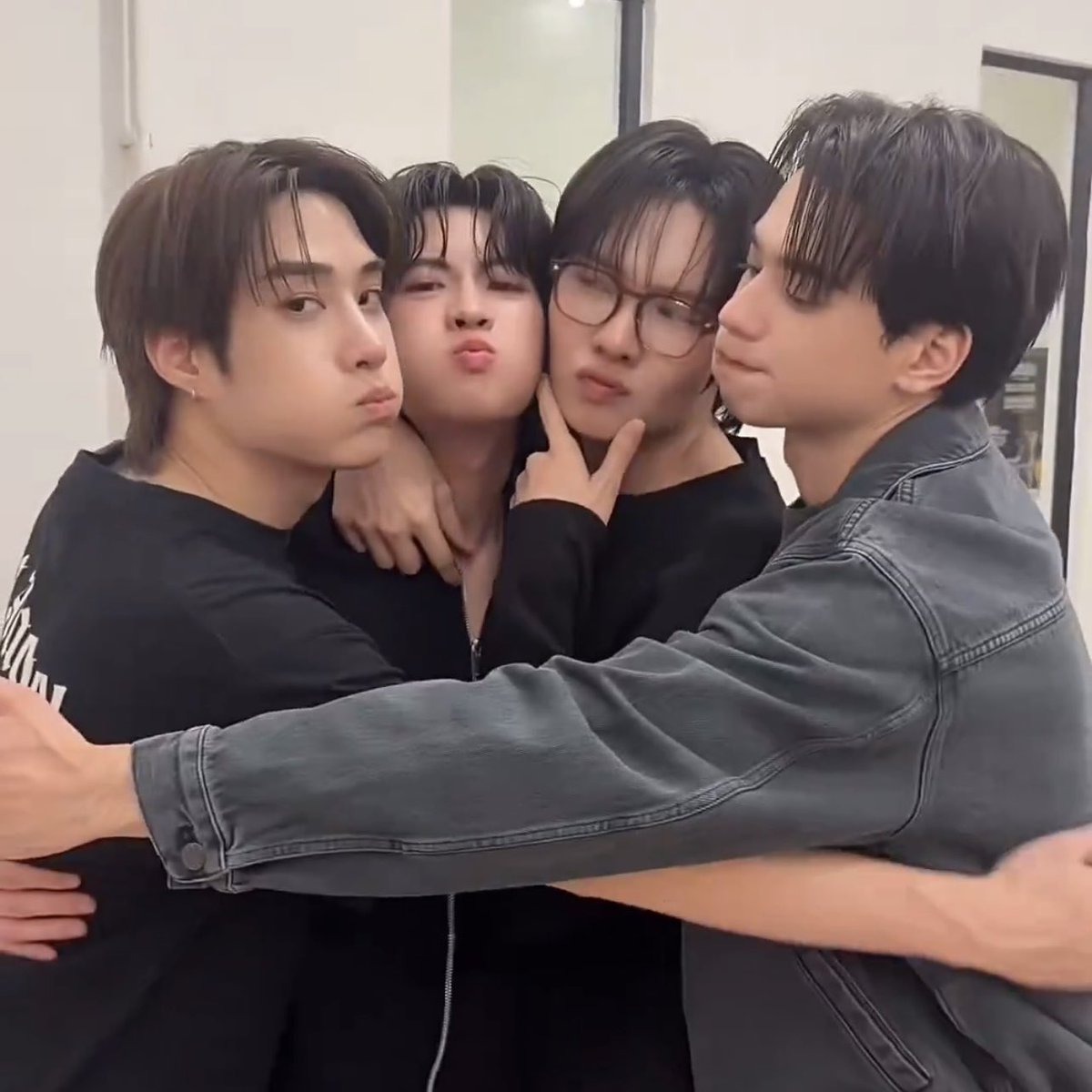 𝐣𝐨𝐥𝐞𝐧𝐞 .☘︎ ݁˖ tweet media