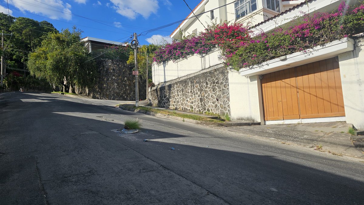chepiuxdiaz's tweet photo. FAVOR PONER TAPADERA NUEVA (aguas lluvias)  @marioduran @alcaldia_ss @ObraMunicipal @ObrasPublicasSV pasaje unión, el carmen , escalon. PELIGRO para   ALUMNOS @EPanamericanaSV ,  cárcava futura por golpes llantas ; ojo  circulan mascotas
Se AGRADECE,   ustedes siempre cumplen !! https://t.co/58QrZPMhtb