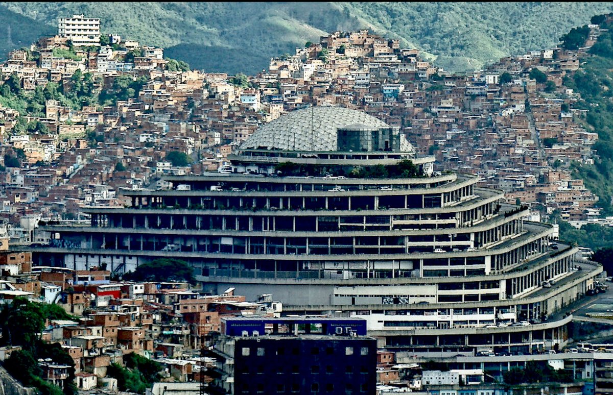 clippve's tweet photo. 🚨URGENTE | Exigimos información y transparencia sobre la situación de los presos políticos en El Helicoide, Venezuela

Ante las informaciones que circulan en redes sociales sobre presuntos eventos en El Helicoide, exigimos información oficial y pública que permita esclarecer lo que realmente está ocurriendo.

Como familiares, amigos y defensores, desconocemos la situación real y actual en este recinto, catalogado como uno de los principales centros de tortura del país, especialmente tras las recientes declaraciones del presidente de los Estados Unidos sobre un presunto cierre. Esta falta de información incrementa la ansiedad, la incertidumbre y las expectativas de las personas detenidas, así como de sus madres y familiares, más aún en un contexto en el que los presos políticos son amenazados, se encuentran incomunicados y con las visitas familiares suspendidas.

Exigimos transparencia, respeto a la vida y a la integridad, libertad inmediata para todas las personas detenidas por motivos políticos, sin ningún tipo de discriminación, y que no se produzcan traslados arbitrarios de presos políticos a nuevos centros de reclusión.

Hasta este momento, no hemos sido notificados de ninguna liberación de presos políticos recluidos en El Helicoide.

Llamamos al país y a la comunidad internacional a mantenerse alertas y vigilantes.

#TransiciónSinPresosPolíticos #LibertadParaTodos #PresosPolíticos #Venezuela