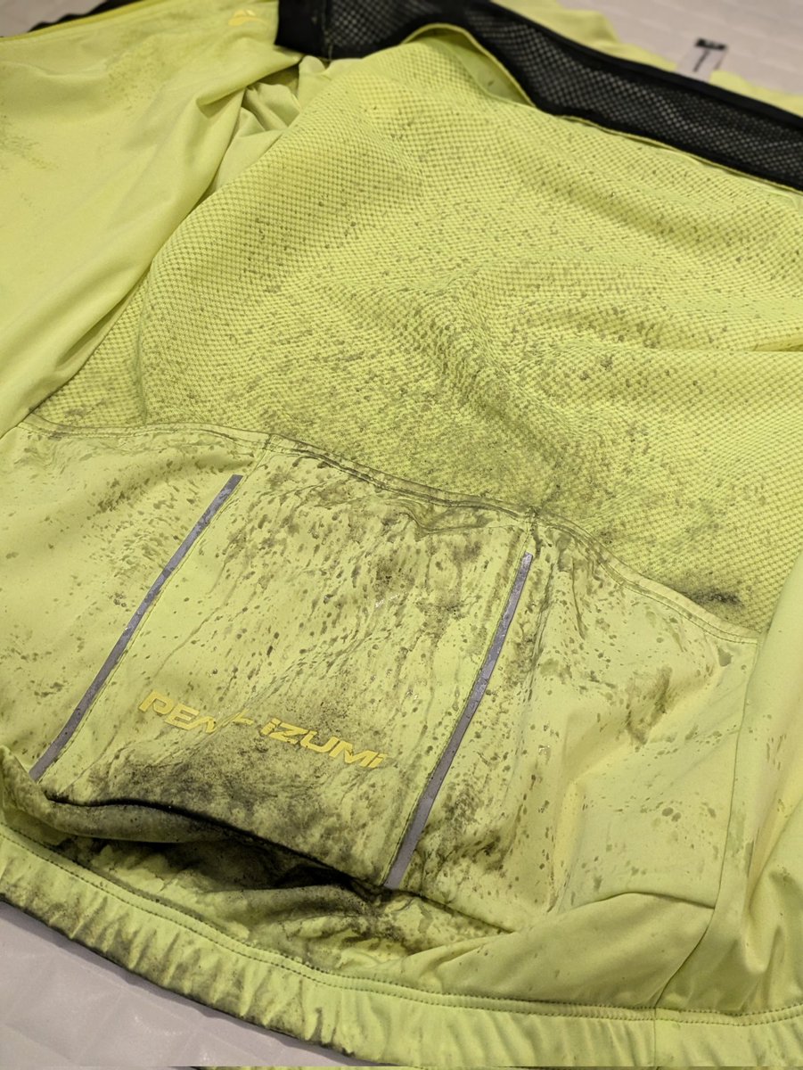 ff_cycle's tweet image. ←一見そこまで汚くなさそうな雨走行
　→雨走行後の現実😵