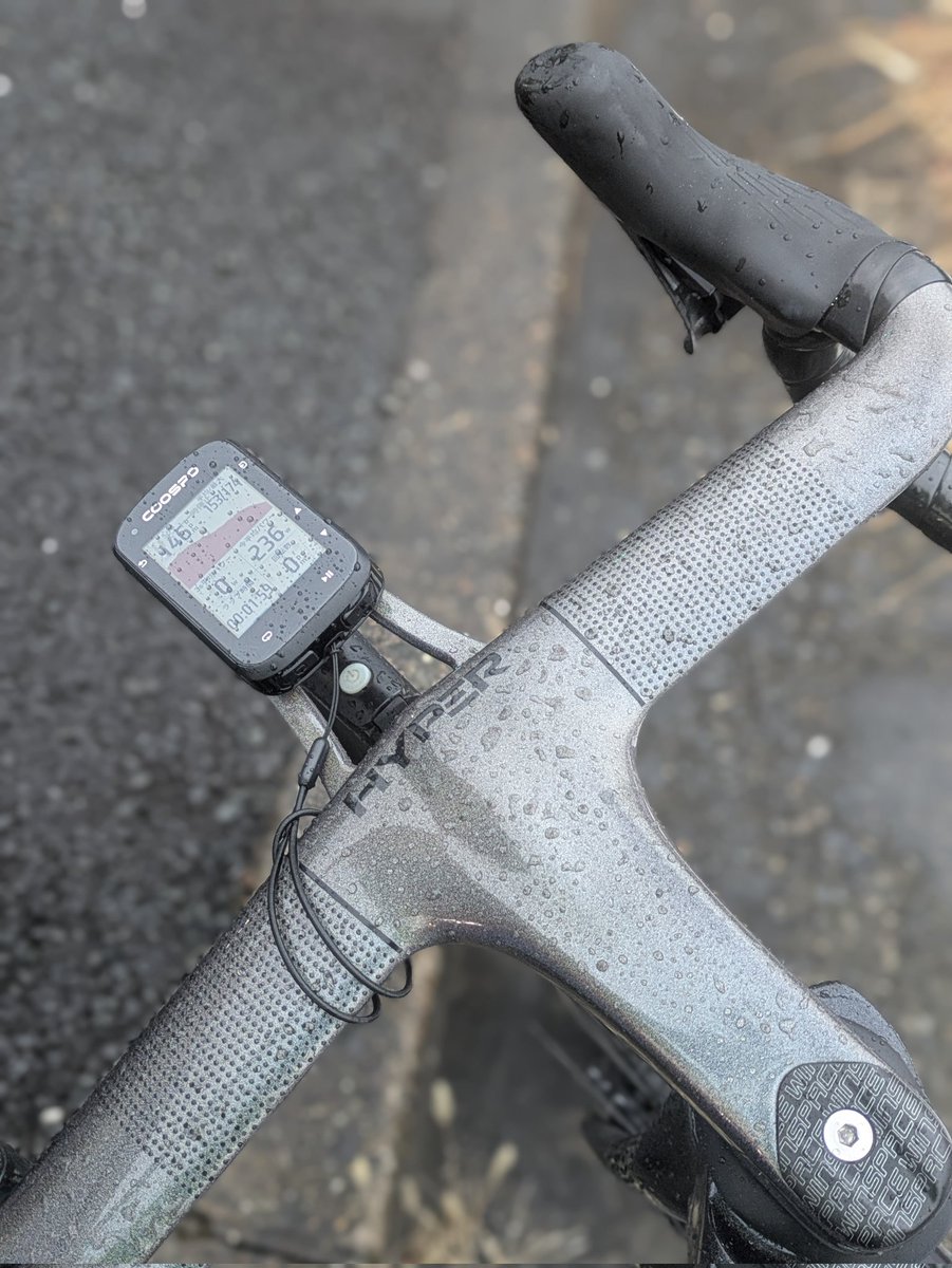 ff_cycle's tweet image. ←一見そこまで汚くなさそうな雨走行
　→雨走行後の現実😵