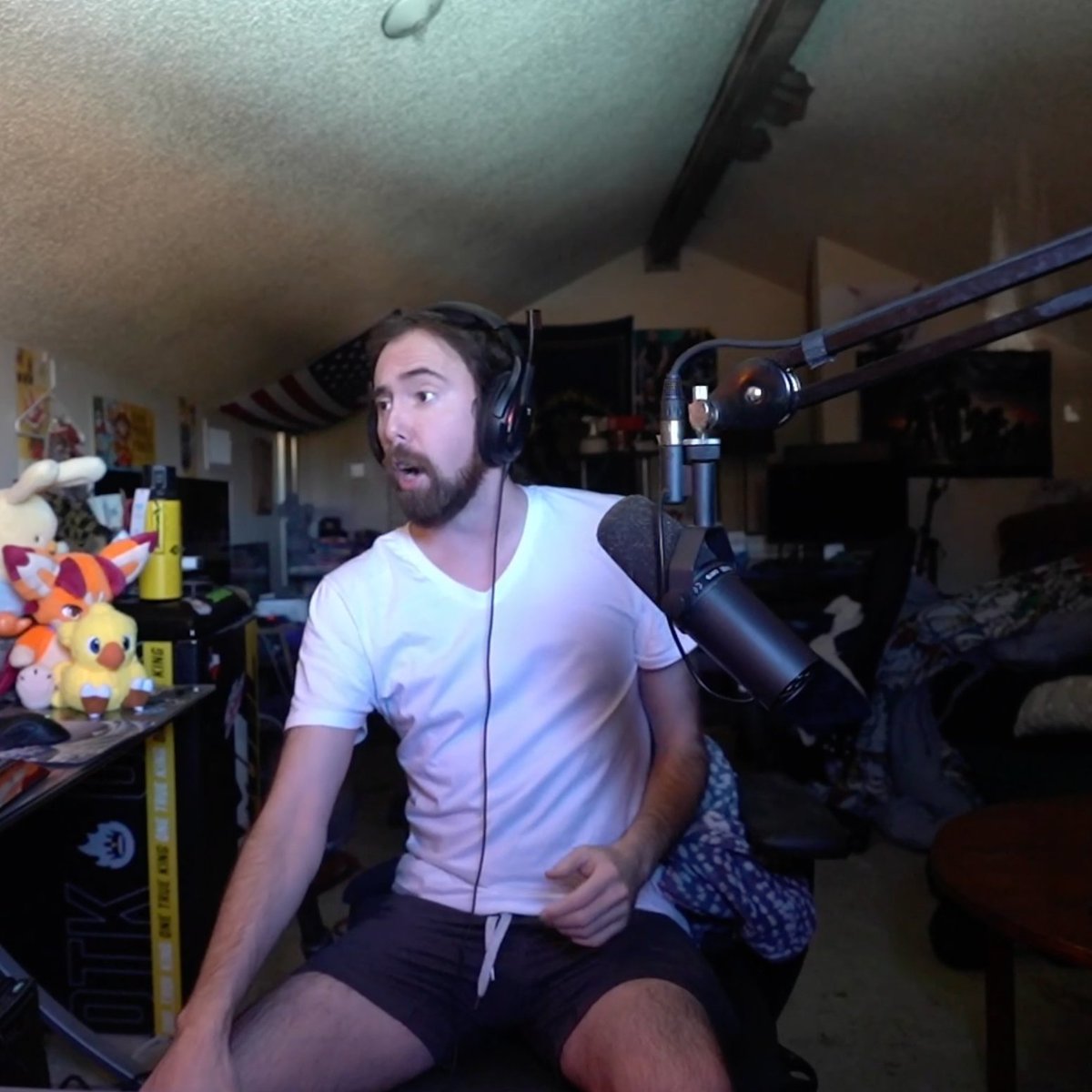 KickStreaming's tweet image. its the first week of 2026. asmons cleaned his room and left his house whats your excuse?