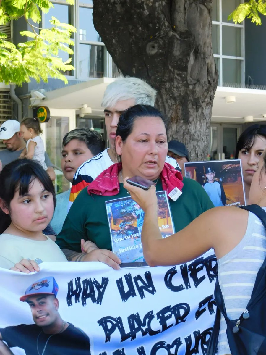 JUSTICIA INERTE Y ESTADO POLICIAL: FAMILIAS UNIDAS POR EL DOLOR

Desde el año 2024 la ciudad de Paraná tiene una tendencia a la alta en crímenes violentos con armas de fuego, armas blancas y que involucran en su mayoría a jóvenes y adolescentes. 

* por <a href="/MaleMultifrutal/">Malena Romero</a>