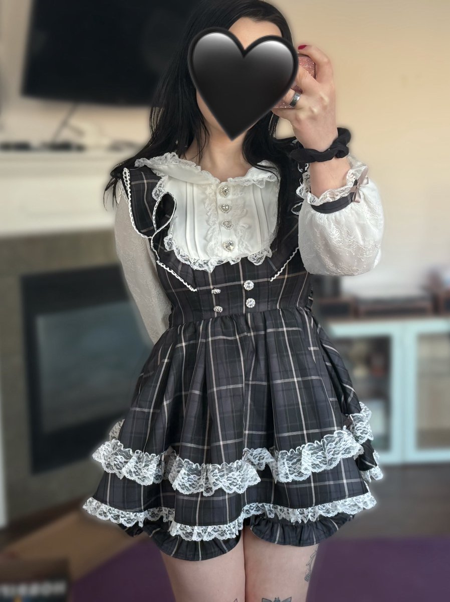 tried on some new clothes but i can’t take the bottoms off bc my butt’s too big.. 
how am I gonna pee.. is this my life now ?? 
help..