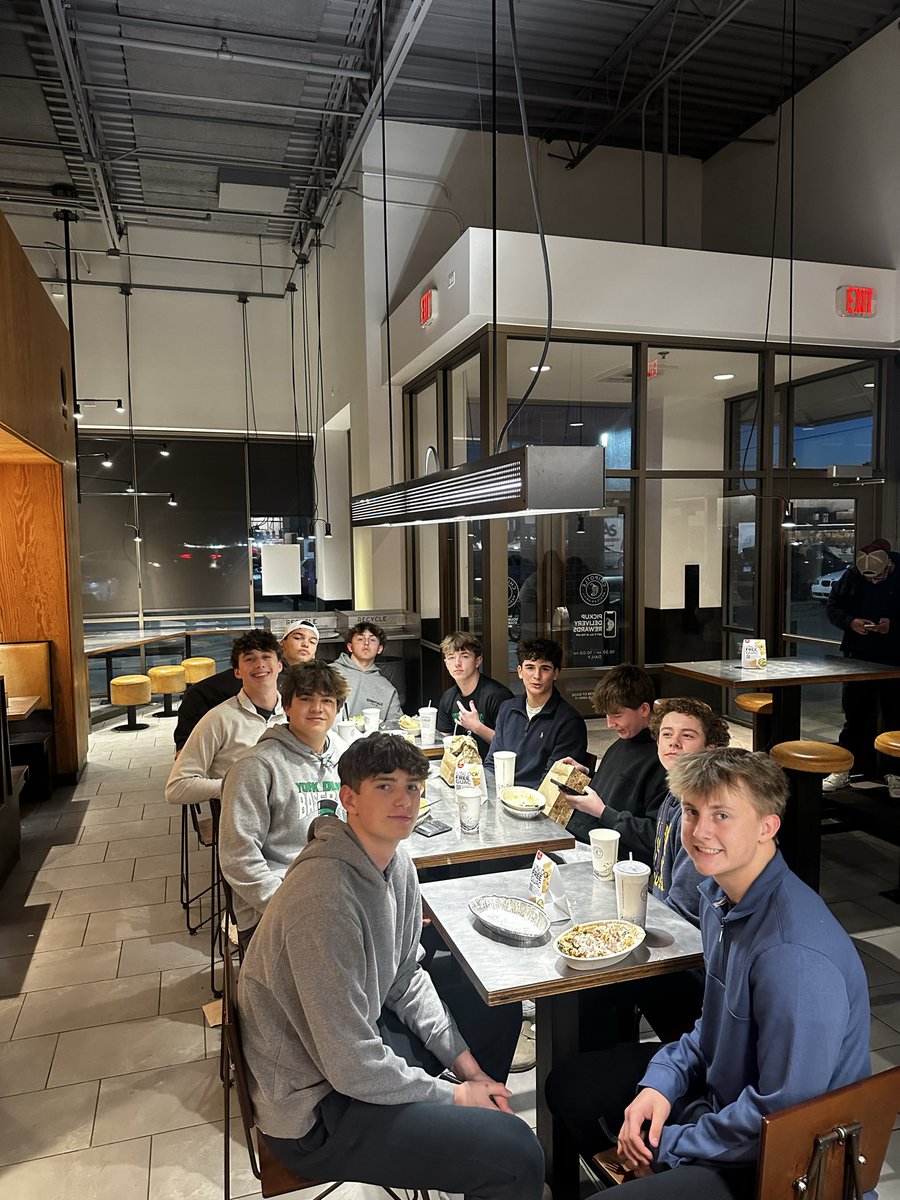 MaxBui13's tweet photo. Team 8 getting in some after school eats.🌯#chipper 

@YorkDukesFB https://t.co/TmTZN6P6Dk