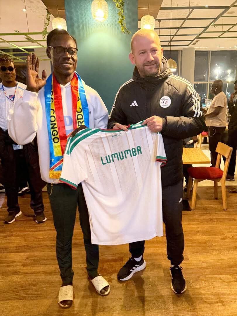 Algeria_FC's tweet photo. 🇩🇿🇨🇩 The Algerian FA invited Congolese superfan Michel Nkuka Mboladinga to the Algeria team hotel in Rabat after DR Congo’s elimination

Nkuka Mboladinga met the Algeria players and the Algeria FA also gave him a personalized Algeria jersey with the name of Lumumba on the back https://t.co/FMvTLcbpsG