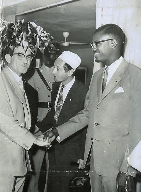 الدبلوماسي المصري عبد العزيز اسحاق مع  المناضل الكونغولي باتريس لومومبا فى كينشاسا عام 1960.

لا أكتب هذا النص مجاراةً لتريند عابر، ولا استجابة لهوجة لحظية ترفع الأسماء ثم تسقطها بالسرعة نفسها. فالتاريخ لا يُستعاد على إيقاع الضجيج، ولا تسترد العدالة الرمزية بالانفعال المؤقت. لكن،