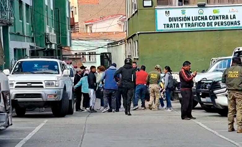 🚨Justicia dispone la libertad de los aprehendidos tras disturbios de la Central Obrera Boliviana
Más detalles en👉tinyurl.com/ykruk49n