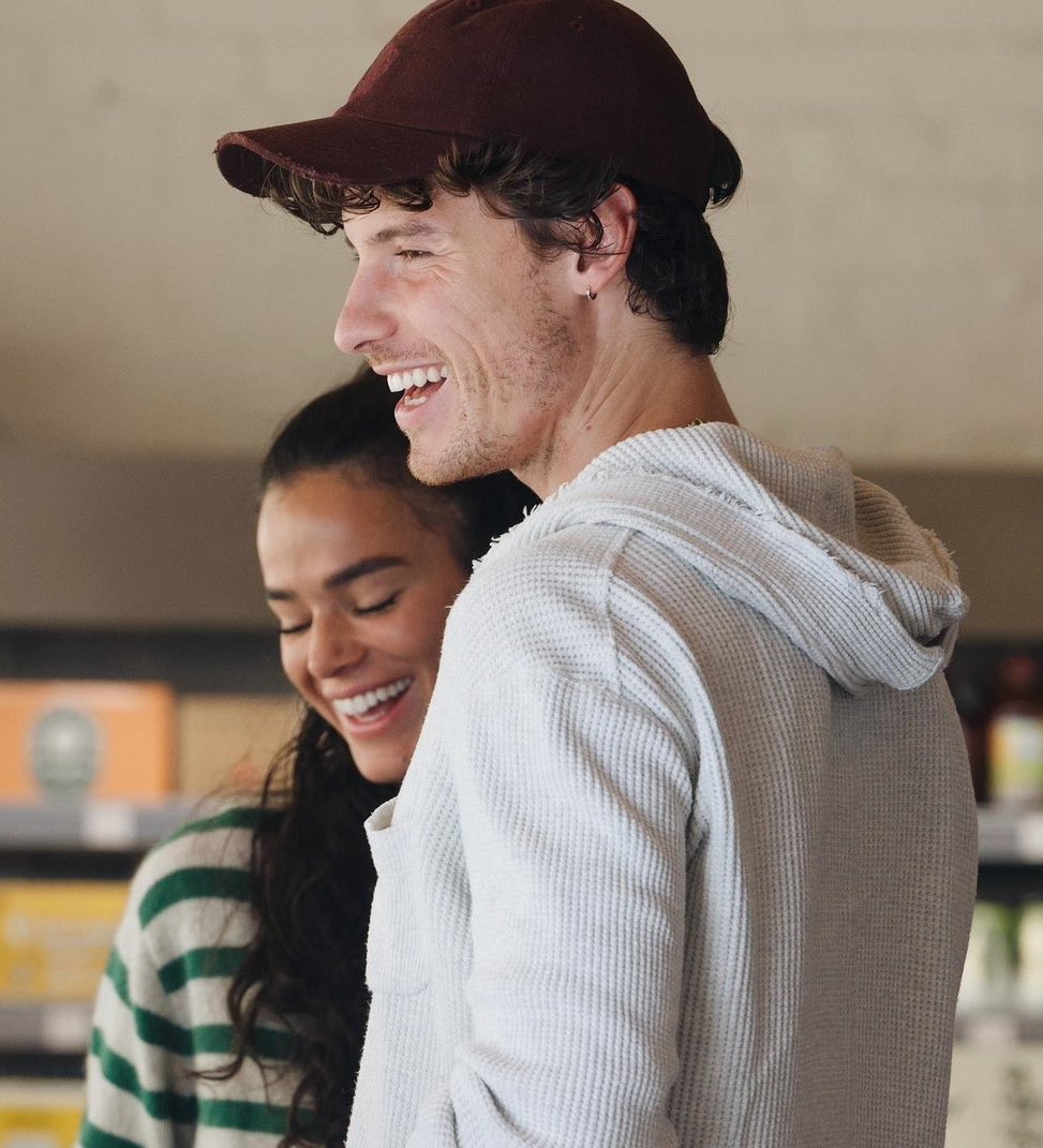 sronserina's tweet image. vai ser um crime se ele não escrever uma música sobre o sorriso dela