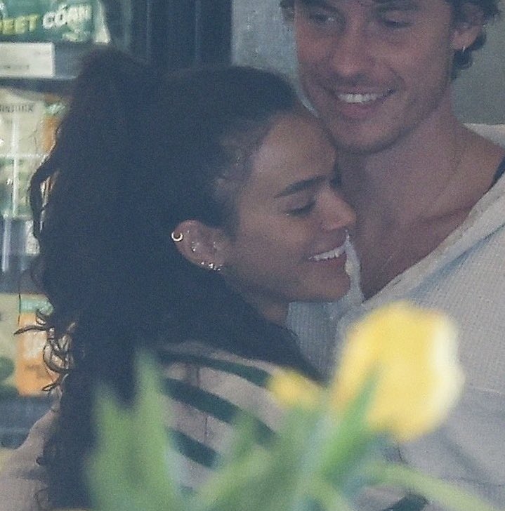 sronserina's tweet image. vai ser um crime se ele não escrever uma música sobre o sorriso dela