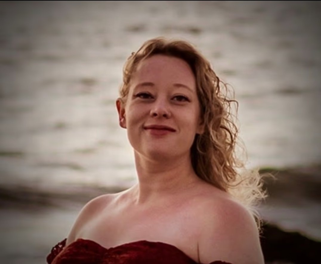 Nicole Good, de 37 anos, esposa e mãe.

Assassinada com três tiros na cabeça.

Seu crime? Ter se assustado e tentado fugir depois que dois homens armados e encapuzados tentaram entrar no seu carro.