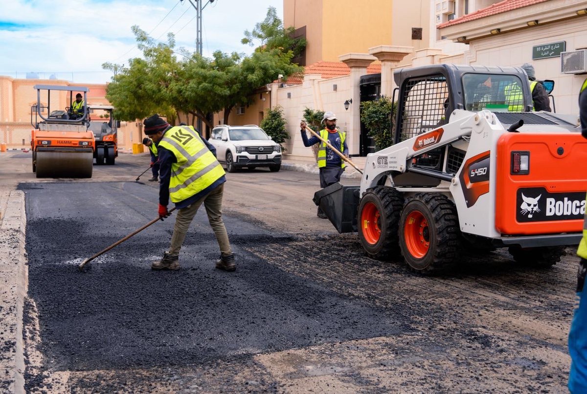 🏗️ | أعمال ومشاريع

🔻 ضمن جهود صيانة الطرق ورفع كفاءتها تنفذ #أمانة_منطقة_حائل أعمال معالجة وصيانة الطرق في حي النقرة 🚜
▪️استجابةً للبلاغات الواردة عبر مركز 9️⃣4️⃣0️⃣ بما يسهم في تحسين جودة التنقل وتعزيز سلامة الطريق ☑️

📸 | #حائل_الأجمل