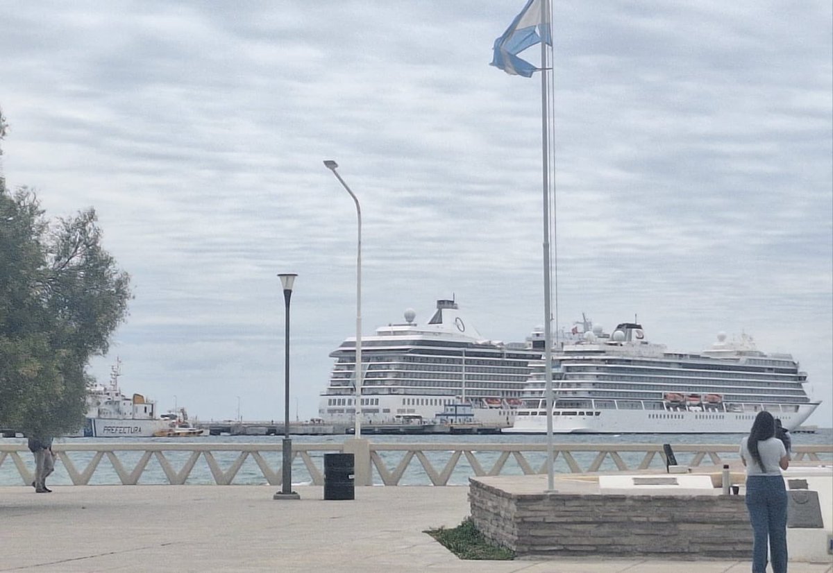 Guillodietrich's tweet image. Me mandaron estas fotos del Muelle Piedra Buena en Puerto Madryn operando con dos cruceros al mismo tiempo y vuelven las mismas sensaciones de aquella época cuando lo inauguramos.

Ver cómo una obra pensada, proyectada y trabajada en equipo sigue generando oportunidades, me…