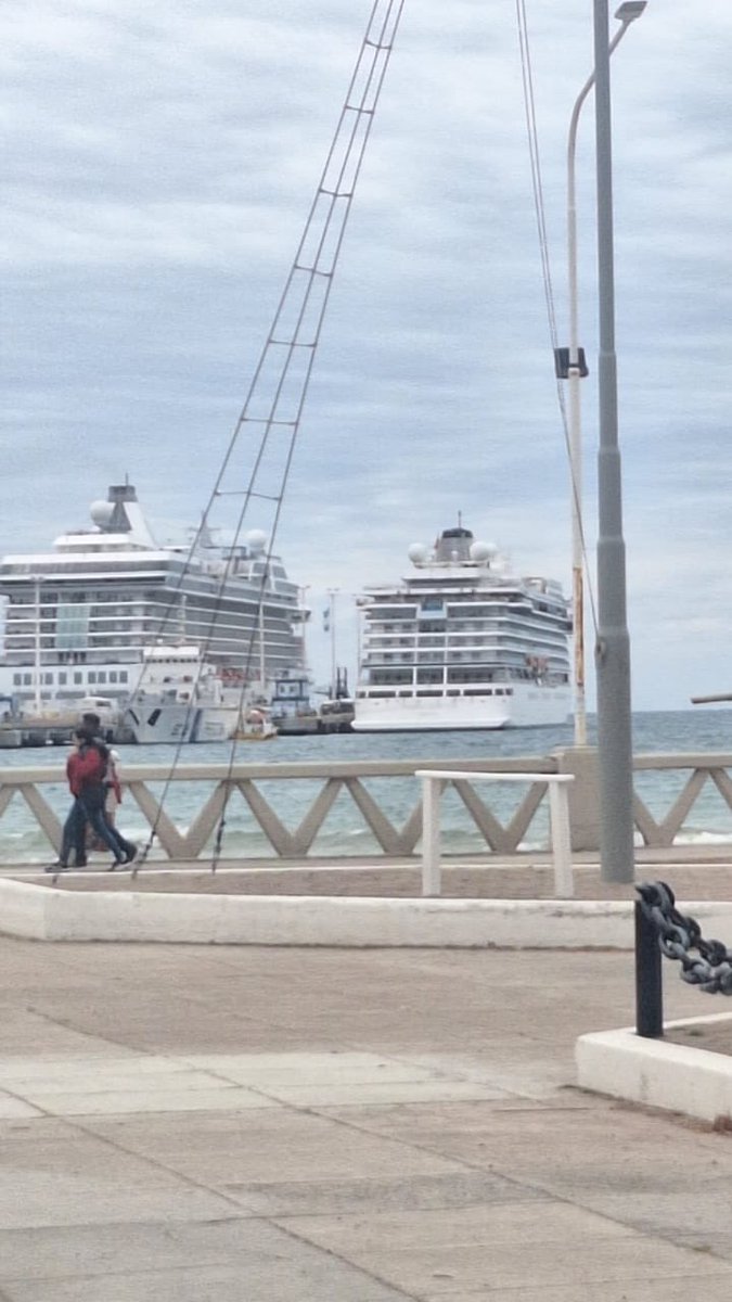 Guillodietrich's tweet image. Me mandaron estas fotos del Muelle Piedra Buena en Puerto Madryn operando con dos cruceros al mismo tiempo y vuelven las mismas sensaciones de aquella época cuando lo inauguramos.

Ver cómo una obra pensada, proyectada y trabajada en equipo sigue generando oportunidades, me…