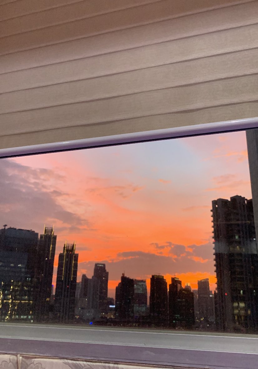 feldaaurellia's tweet photo. pov : reading a book with a view 🌅 https://t.co/PrLL1OZzo8