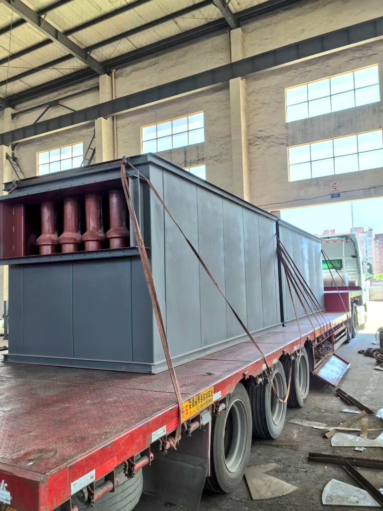 🚛【A Behemoth Appears, Powerful Deployed】
A 17.5-meter flatbed truck is carrying our "dust removal pioneer" to a new battlefield—the ceramic multi-tube cyclone dust collector, capable of handling 60,000 m³ of flue gas per hour!

🔥 It will be installed at the flue gas outlet of
