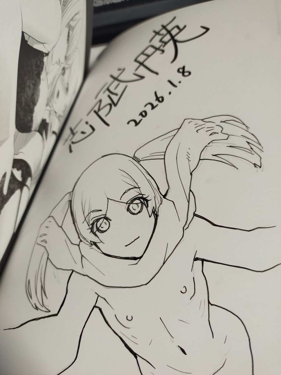 朝のサイン本活動 本の外側の硬い紙に描いてるので折れ目がつかないようソロソロ描いてます 