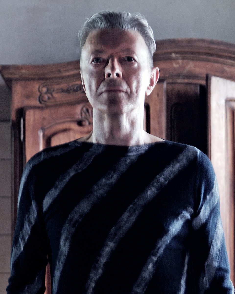 DavidBowieReal's tweet image. LAZARUS VIDEO IS TEN YEARS OLD

“Everybody knows me now...”

Following the release of the digital single on 18th December 2015 and an exclusive Christmas Day teaser of a Jimmy King still from the set of Lazarus, the Johan Renck-directed video became available ten years ago today…