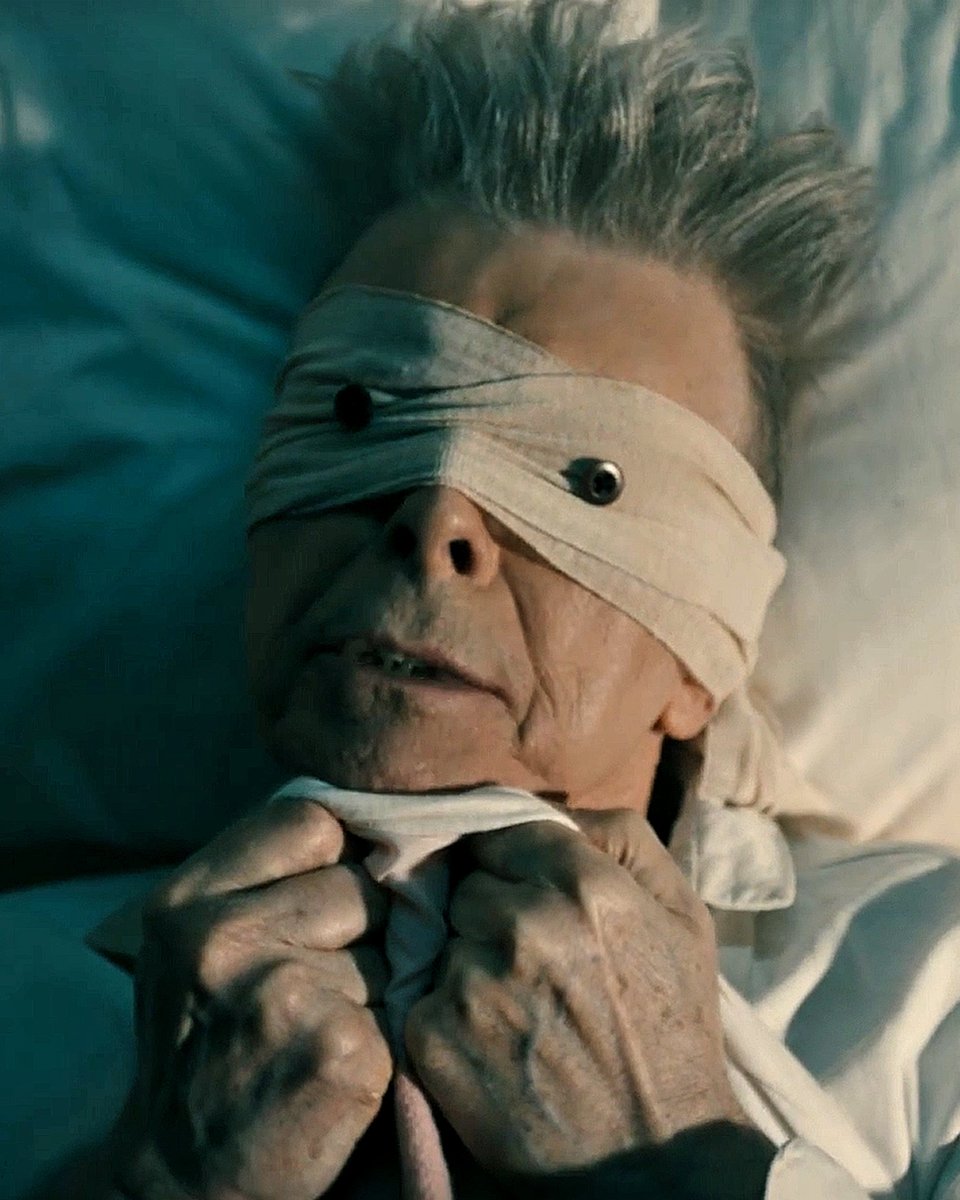 DavidBowieReal's tweet image. LAZARUS VIDEO IS TEN YEARS OLD

“Everybody knows me now...”

Following the release of the digital single on 18th December 2015 and an exclusive Christmas Day teaser of a Jimmy King still from the set of Lazarus, the Johan Renck-directed video became available ten years ago today…