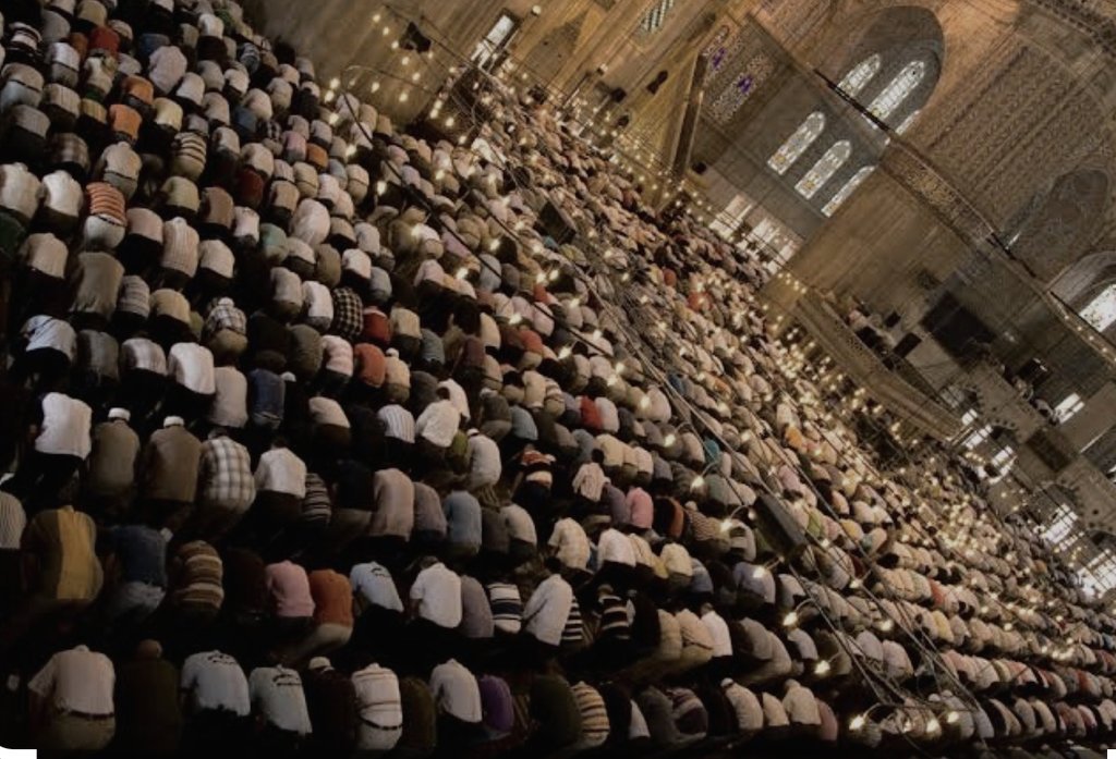 "Kim, müezzini işitir ve kendini engelleyen bir özrü olmadığı halde cemaate katılmazsa, kıldığı namaz (kâmil bir sevapla) kabul edilmez."
"(Ey Allah'ın Resûlü!) denildi, meşrû özür nedir?"

"Korku veya hastalıktır, buyurdu."

 Ebû Dâvud, Salât 47 (551)

Halit Çalış:
"Müslüman