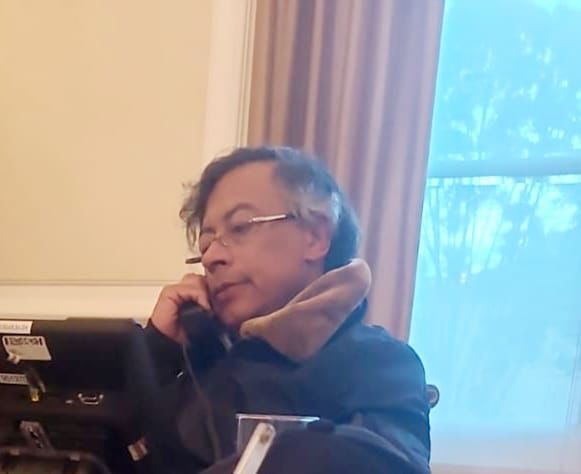 La imagen del momento de la llamada entre el presidente <a href="/petrogustavo/">Gustavo Petro</a> y el presidente <a href="/realDonaldTrump/">Donald J. Trump</a> vía <a href="/BluRadioCo/">BluRadio Colombia</a>
