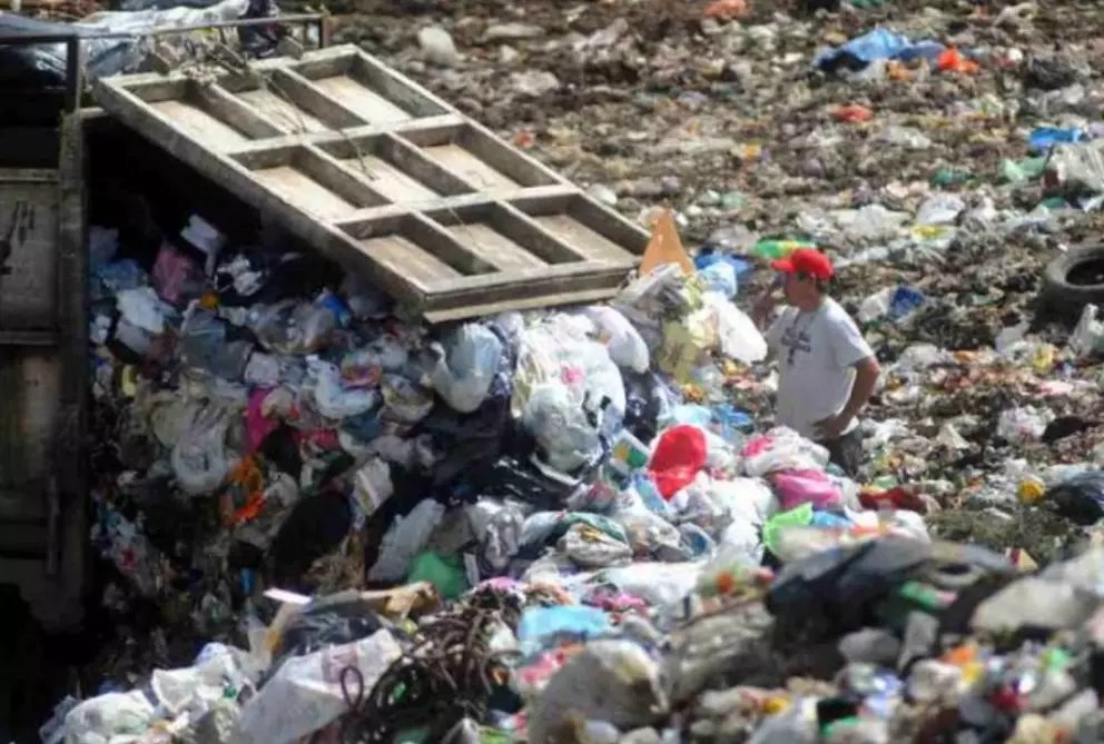 AztecaNoticias's tweet photo. 🚨 #AlertaCDMX
Desde el 1 de enero, la obligatoria separación de basura disparó tiraderos clandestinos un 130%.
Calles de #Iztacalco, #Iztapalapa y camellones ahora son basureros improvisados, alerta Servicios de Limpia.
¿La ciudadanía no está lista o falló el plan?
Más detalles: https://t.co/aeJwGB7jYV