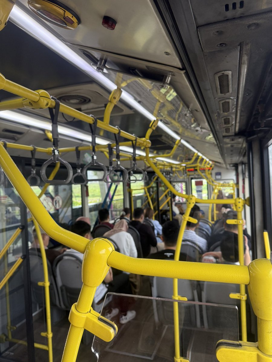 Callistaaa's tweet image. Bus udah sepenuh ini, tp driver nya ga kunjung keliatan, @PT_Transjakarta ga jelas nungguin apa.. lokasi : Shelter Pik 2.. sebenernya transjakarta punya schedule ga si? Atau suka2 aja?
