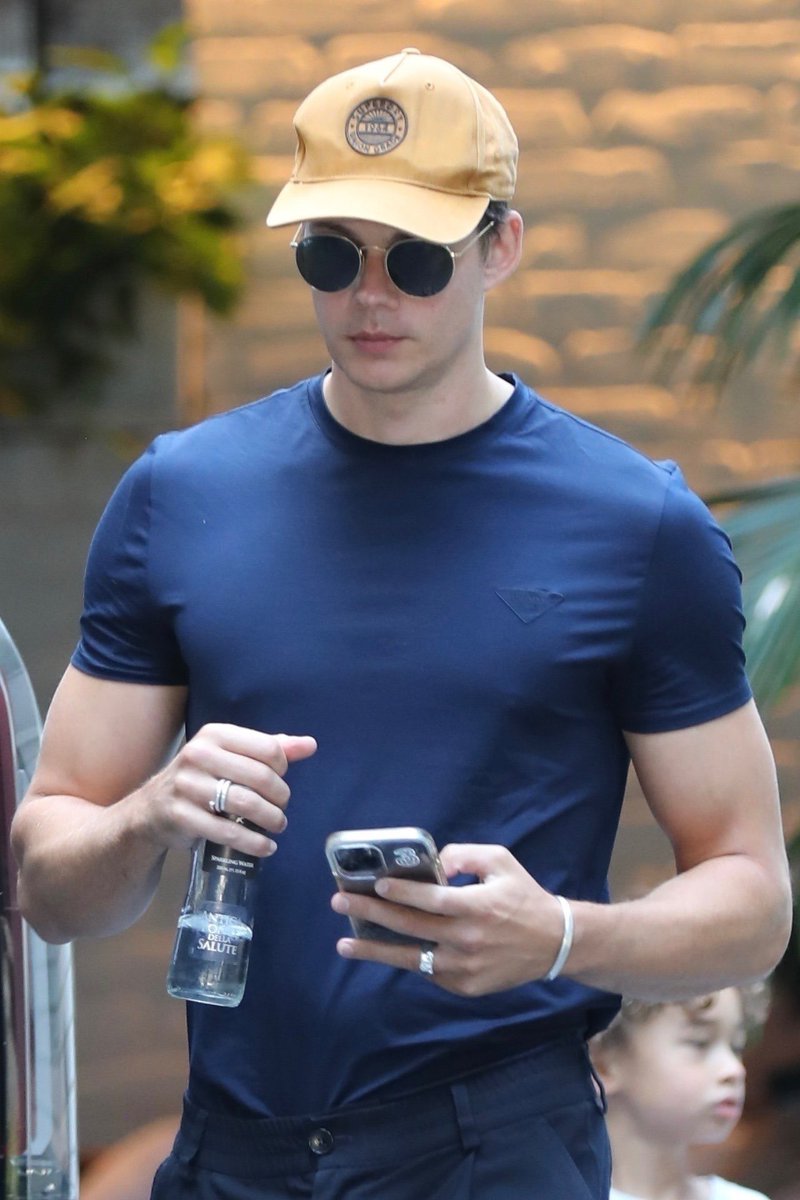 these pictures looks like a fucking photoshoot but it’s just him being him.