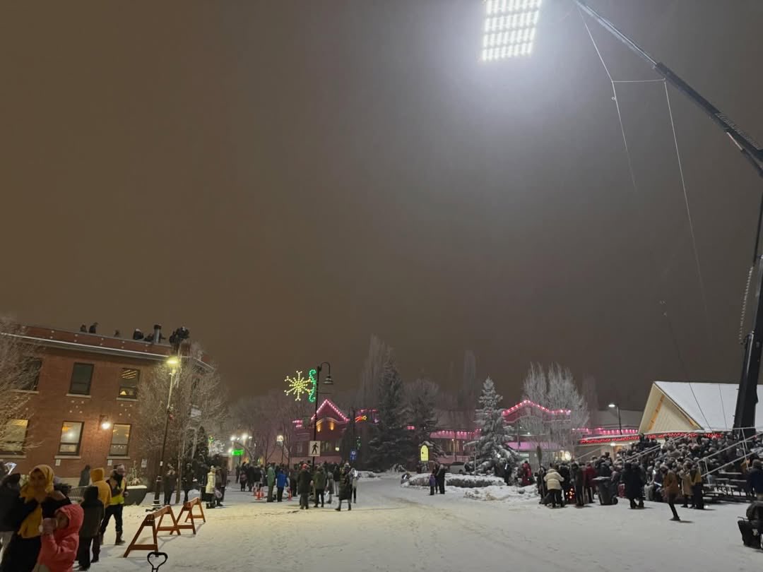 GuardingStarsPR's tweet image. 📸 Behind-The-Scenes  | The Bodyguard  

Filming locations and preparations during the High River Santa Claus Parade for The Bodyguard!  

Source: @/422colewatkins via Instagram (Date Posted: 06.12.2025)

(1/4)