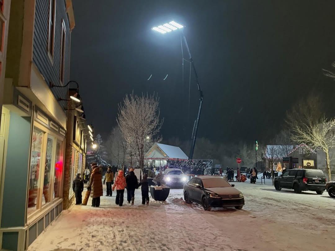 GuardingStarsPR's tweet image. 📸 Behind-The-Scenes  | The Bodyguard  

Filming locations and preparations during the High River Santa Claus Parade for The Bodyguard!  

Source: @/422colewatkins via Instagram (Date Posted: 06.12.2025)

(1/4)