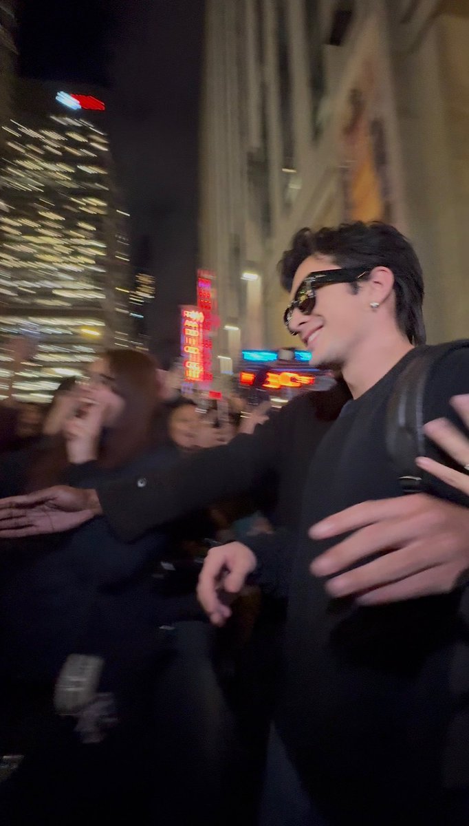 weIIingtonkiss's tweet image. his kinda smirk,, he knows he is hot shit and i love him for it