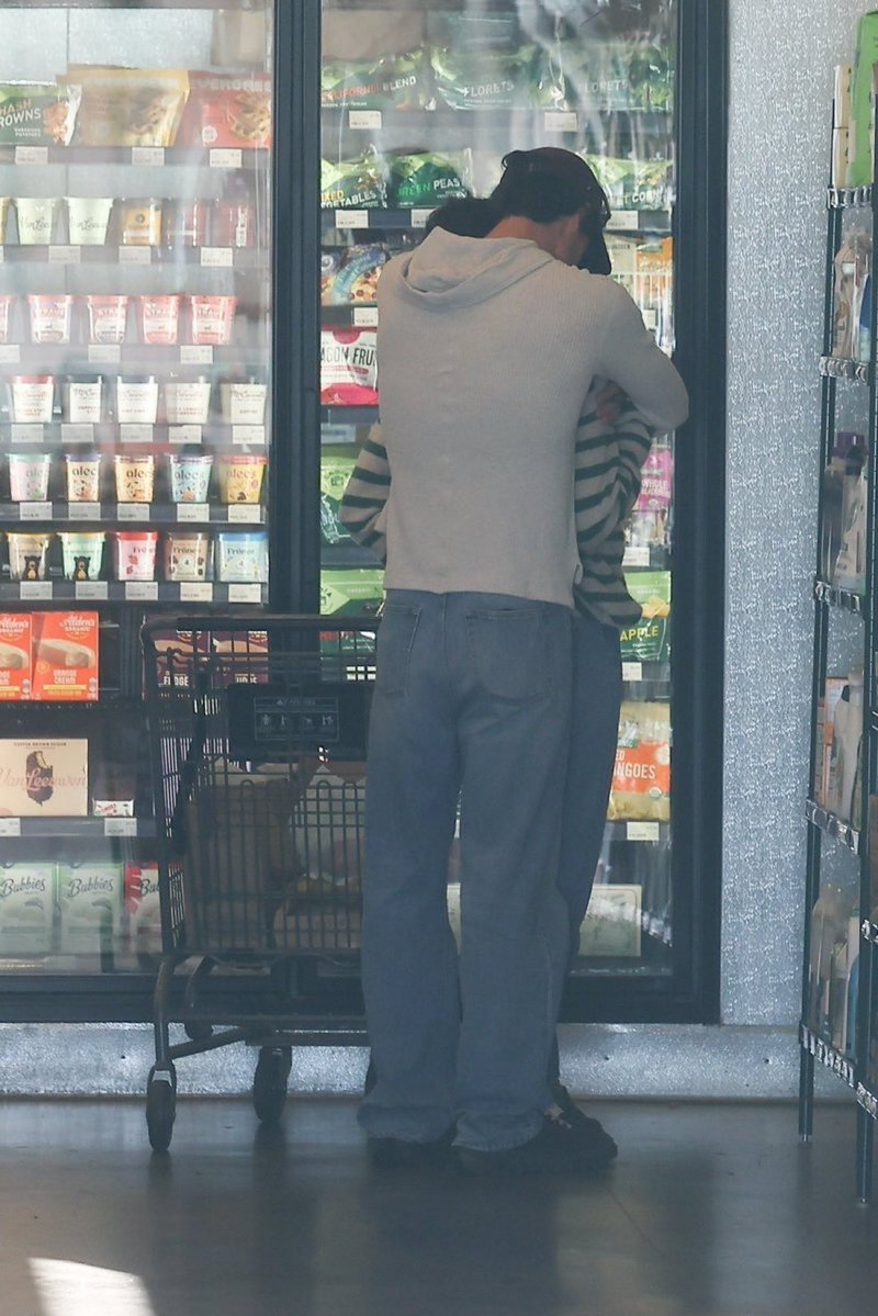 ShainaDePrata's tweet image. nessa aqui eles entregaram o jogo. quem fica assim no meio do mercado? kkkk