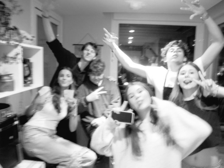 morettiti's tweet image. o trio cresceu e virou um 6 eh par depois de incluir os respectivos parceiros de seus participantes ! palmas 👏👏