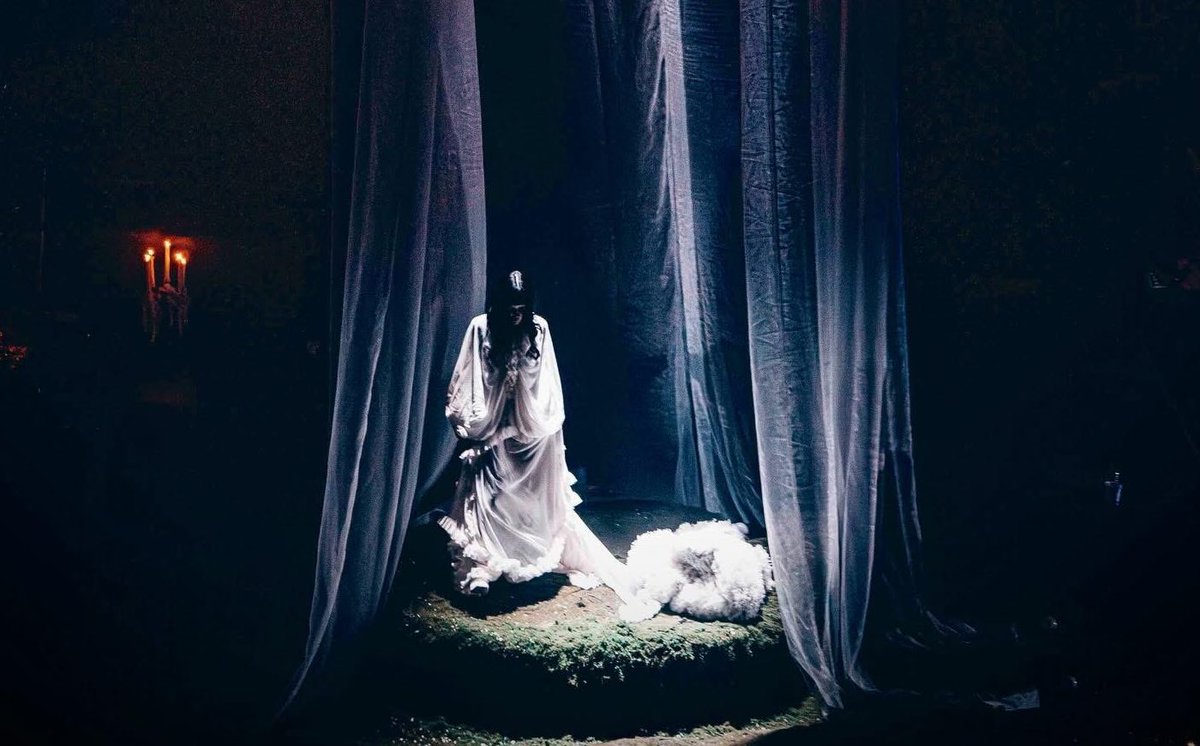 notforradios's tweet image. not for radio tour visuals are so gorgeous