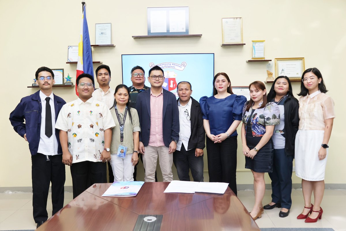 🎊🎉 𝗖𝗢𝗡𝗚𝗥𝗔𝗧𝗨𝗟𝗔𝗧𝗜𝗢𝗡𝗦! 🎊🎉

The #NationalLibraryPH would like to congratulate its newly appointed and promoted employees who took their oath before NLP Director Cesar Gilbert Q. Adriano on 7 January 2026 at the Director's Office.