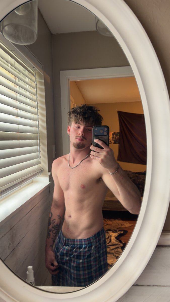itsnates2wild2's tweet photo. How do I look? https://t.co/xJSqdynnkG