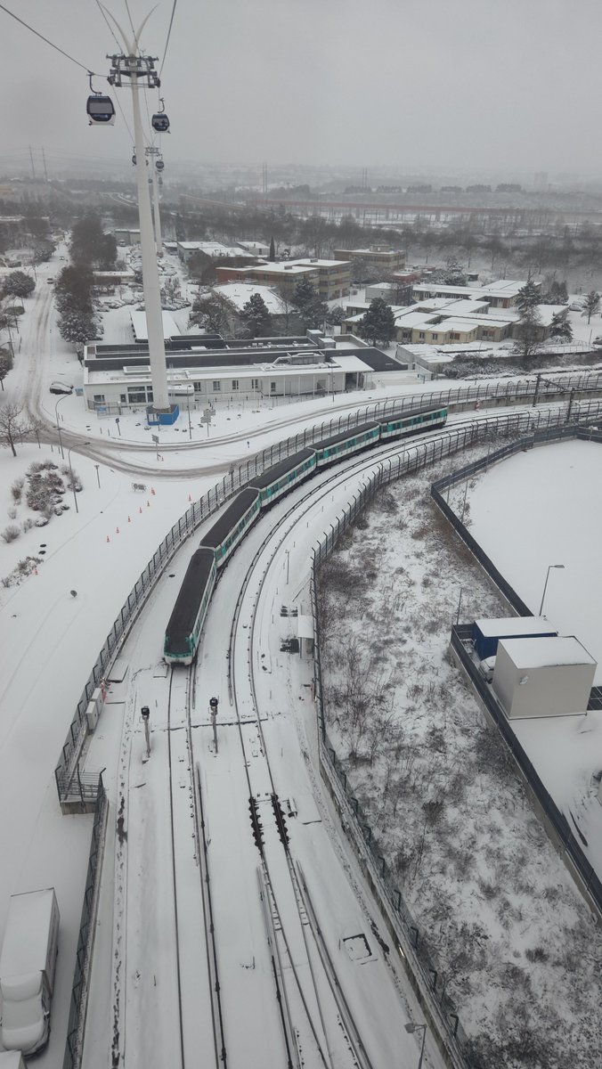 ✨ THREAD ✨
Ce matin, j'ai profité de la météo neigeuse pour aller découvrir Créteil à bord du Câble C1 de <a href="/MarneSeine_IDFM/">Bus Marne et Seine et Câble C1</a>, que je n'avais pas encore emprunté auparavant !
Voici un récit illustré de mon aventure ❄️
#CableC1 #C1 #Paris #neige