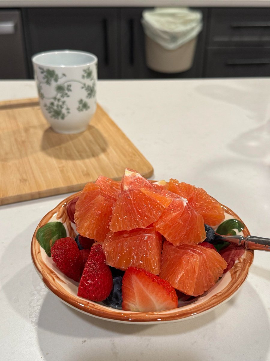 HenryYjlod's tweet photo. I’m so happy to be eating my favorite fruit! https://t.co/MfXaSSVfuQ