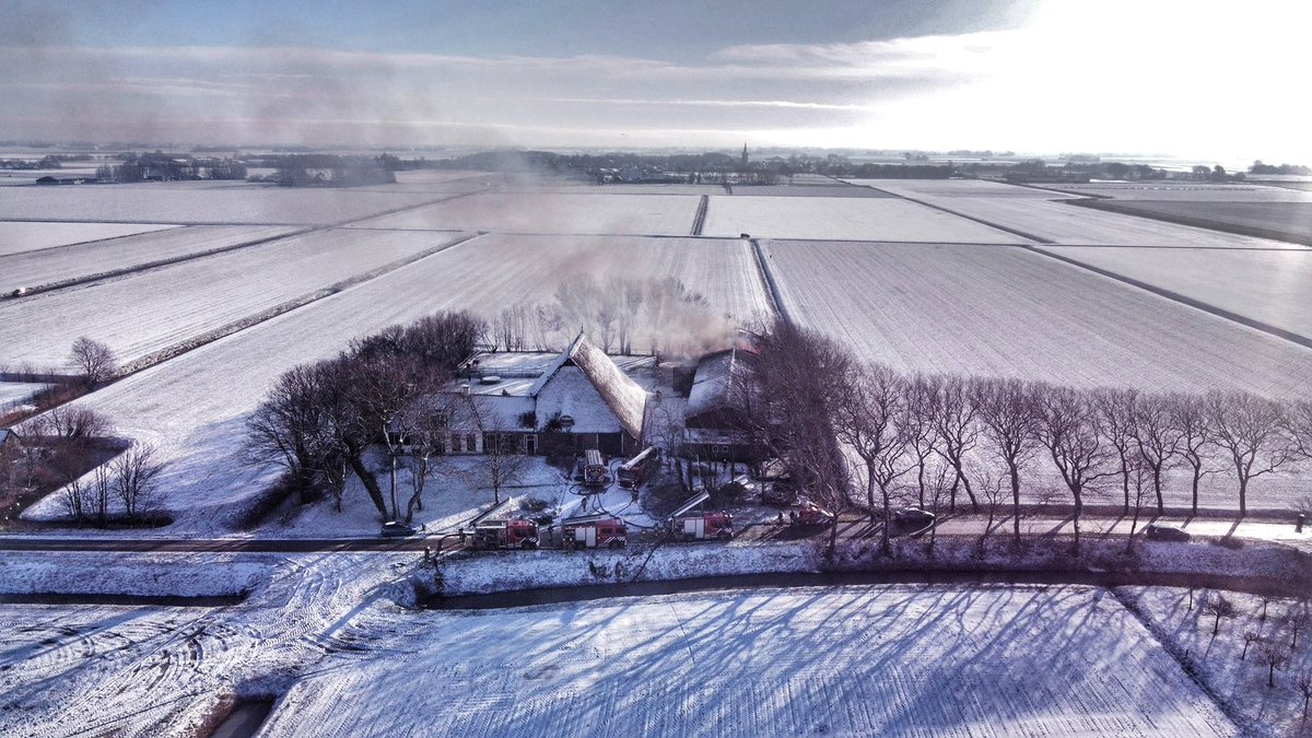 112 melding Grote brand in agrarische loods in Tzummarum