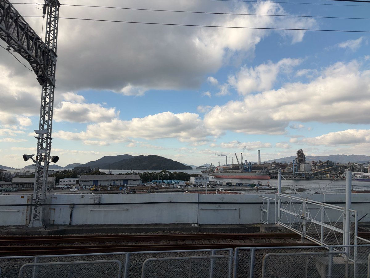 microbase_PR's tweet image. 今日は朝から遠方に出張です！
先程、新幹線で広島を通過し、瀬戸内海を感じる風景に癒されました🚅✨
目的地までもう少し…
#出張 #空家問題 #空き家 #ProjectLINKS #社会課題解決