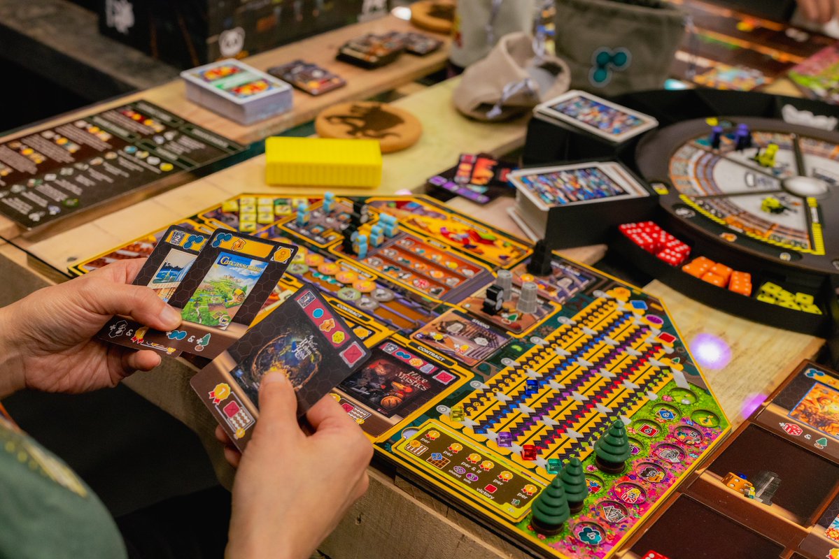 tg_kb's tweet image. 【告知！】
ケンビルは2026年『ゲームメーカーズ 日本語版』を発売します！
◆ボードゲームを「製造」するボードゲーム！
◆実在のボードゲームが300種類以上登場！
◆1～6人／60～90分！
制作にあたり、今月中に日本語版クラウドファンディングを実施予定！ プロジェクトページは近日公開いたします。…