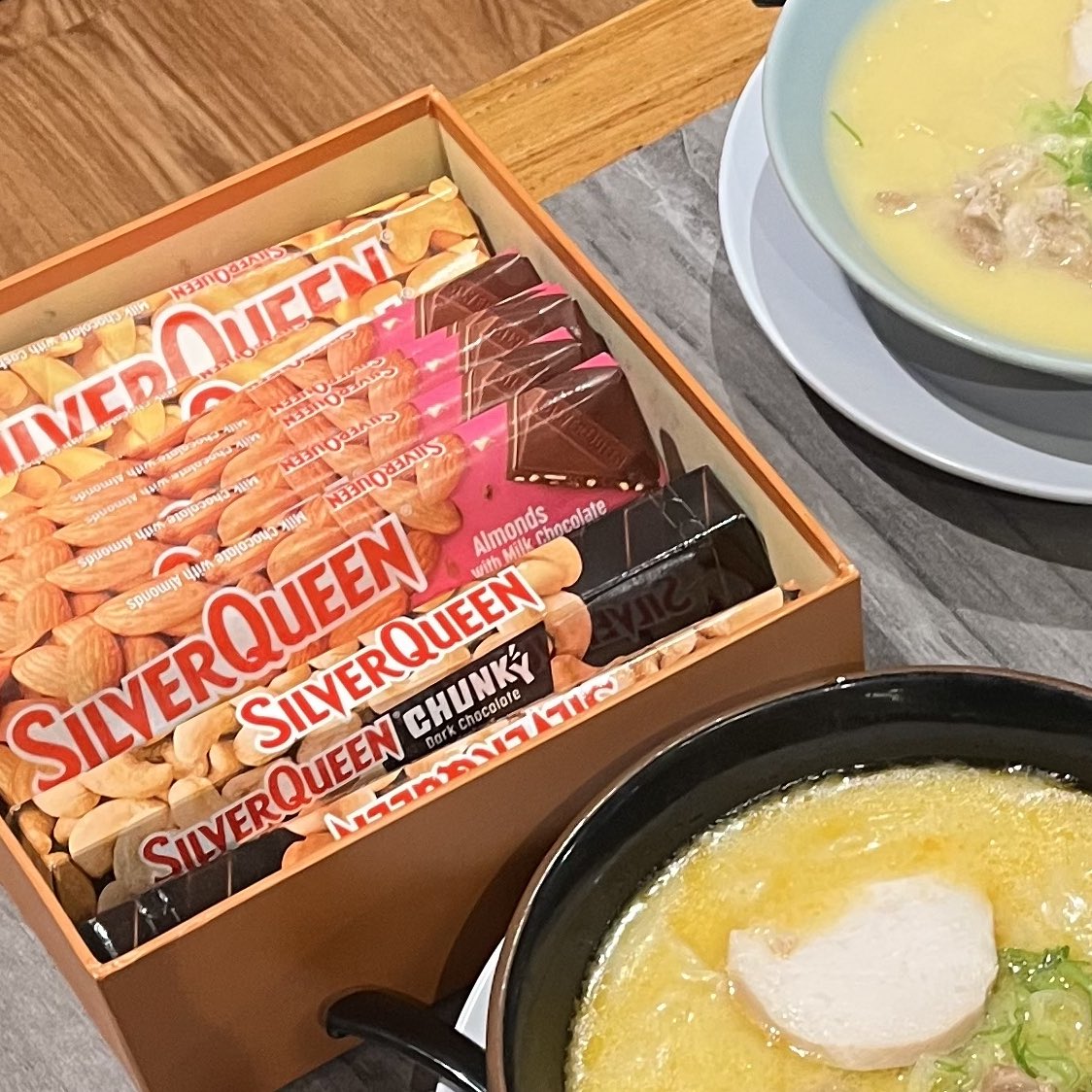 Punya pacar ada aja gebrakannya tiap hari, bilangnya mau gym eh taunya udah di depan rumah bawa coklat segini banyak ❤️