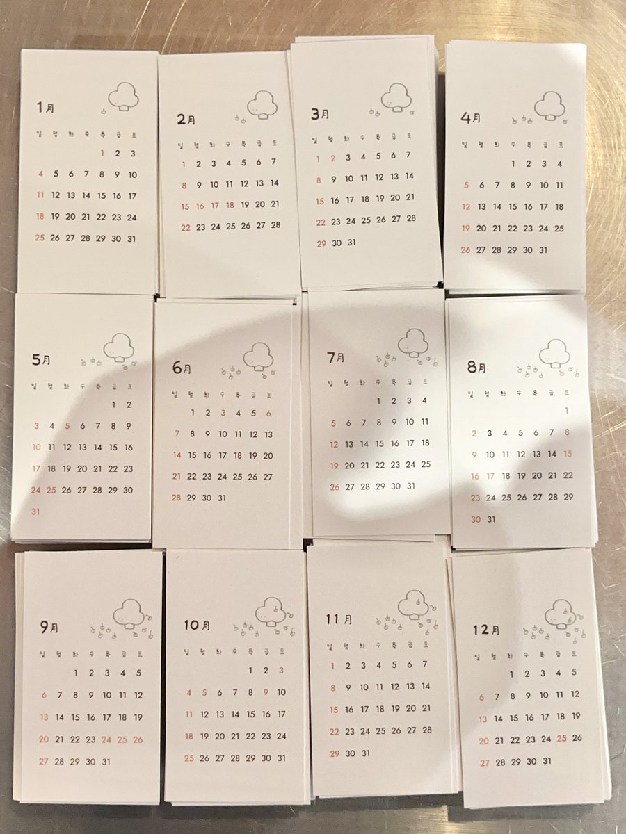 안녕하세요, 카페 후르츠 입니다 🌲

후르츠는 10시부터 (마지막 18:30)
평화롭고 잔잔한 공간으로 열어두겠습니다 🍵

2026년 후르츠 미니 달력을 만들었는데
2월을 제외하고 31일인 세계관입니다 .. (인쇄실수..)
필요하신 분들께 1인 1달력 배부합니다 (소진 시 종료)

좋은 하루 보내세요 🗓️