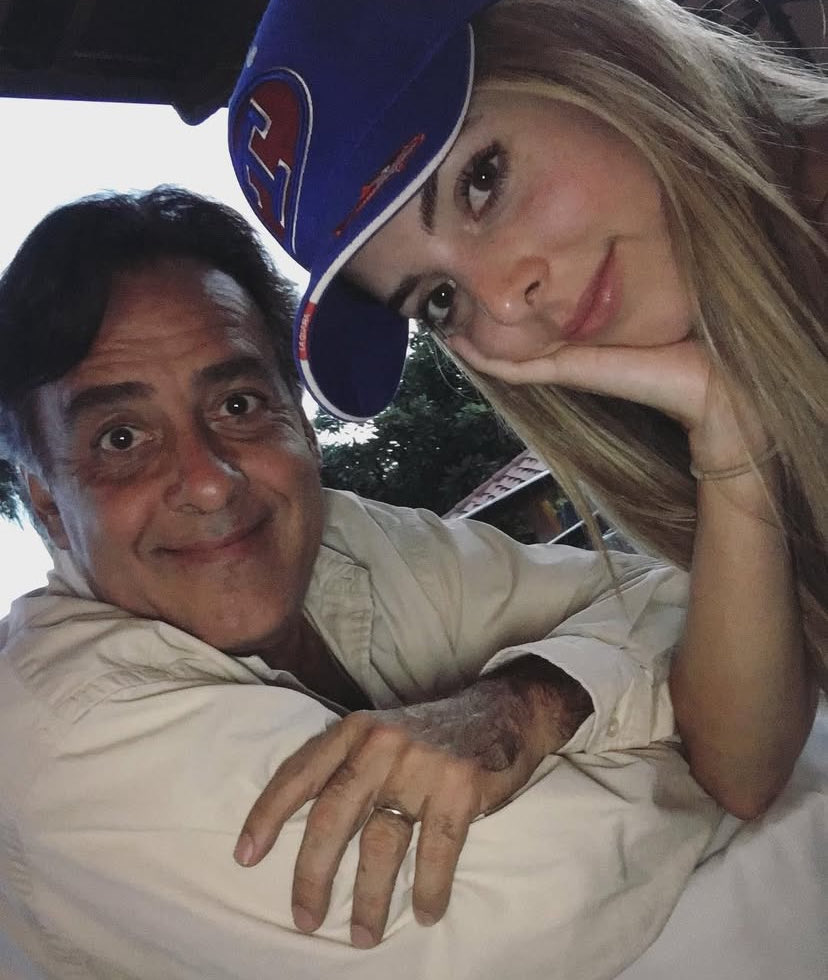 VVperiodistas_'s tweet photo. Confirman noviazgo entre la cantante venezolana @CorinaSmith_ y el hijo de Cilia Flores, Yosser Daniel Gavidia Flores. 

Su padre, Roberto Smith, fue dirigente de Voluntad Popular. Hoy, emprendedor, gracias al negocio que le montó su yerno: Cucuy La Capilla. https://t.co/AVVvxSjEEp