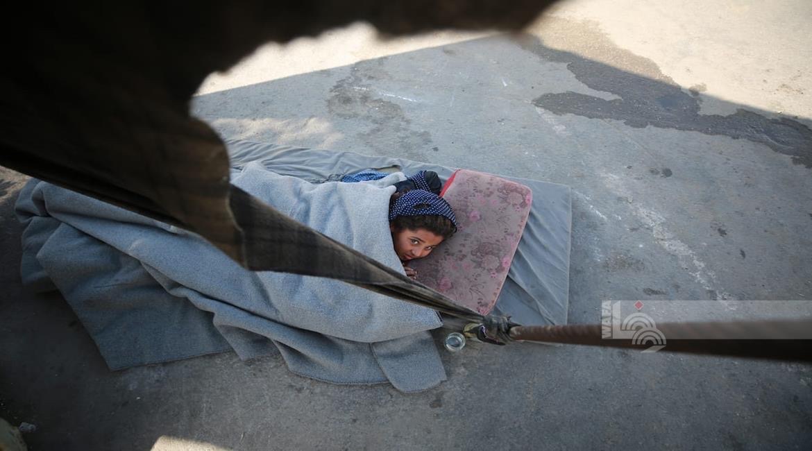 return_ar's tweet image. فلسطينيون يعيشون في خيامٍ مهترئة وسط الأنقاض التي خلّفها الكيان الغاصب بمدينة غزة

Palestinians living in tattered tents amid the rubble left behind by the usurping entity in Gaza City.