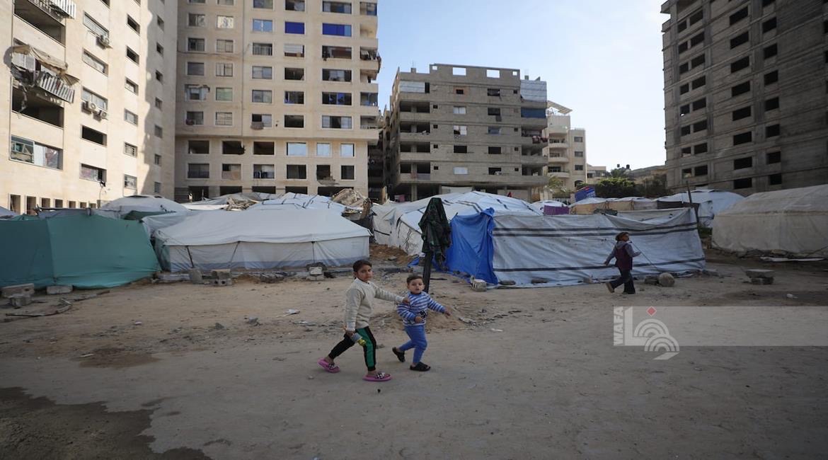 return_ar's tweet image. فلسطينيون يعيشون في خيامٍ مهترئة وسط الأنقاض التي خلّفها الكيان الغاصب بمدينة غزة

Palestinians living in tattered tents amid the rubble left behind by the usurping entity in Gaza City.