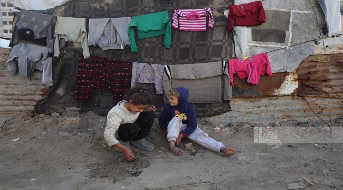 return_ar's tweet image. فلسطينيون يعيشون في خيامٍ مهترئة وسط الأنقاض التي خلّفها الكيان الغاصب بمدينة غزة

Palestinians living in tattered tents amid the rubble left behind by the usurping entity in Gaza City.