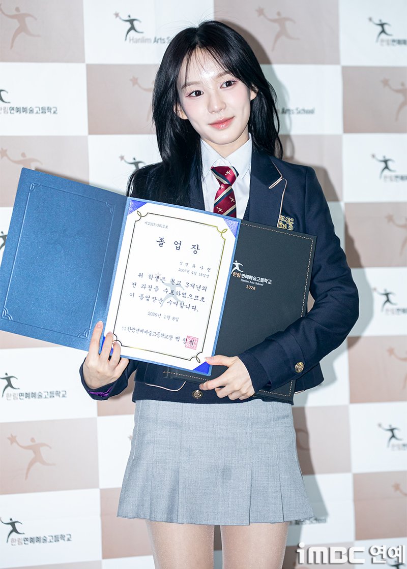 [포토] 유사랑, 자랑스러운 졸업식 
#이즈나 #izna #イズナ #유사랑 #RYUSARANG 
#한림예고졸업식 #졸업식_260108 [iMBC연예]

이즈나 유사랑이 8일 오전 서울 송파구 한림연예예술고등학교에서 열린 제 15회 졸업식에 참석해 포즈를 취하고 있다. 

⬇️고화질 Click Plz⬇️
enews.imbc.com/M/Detail/490089